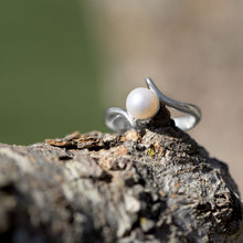 Load image into Gallery viewer, Crossover Design Cultured Freshwater Pearl Ring - SoMag2